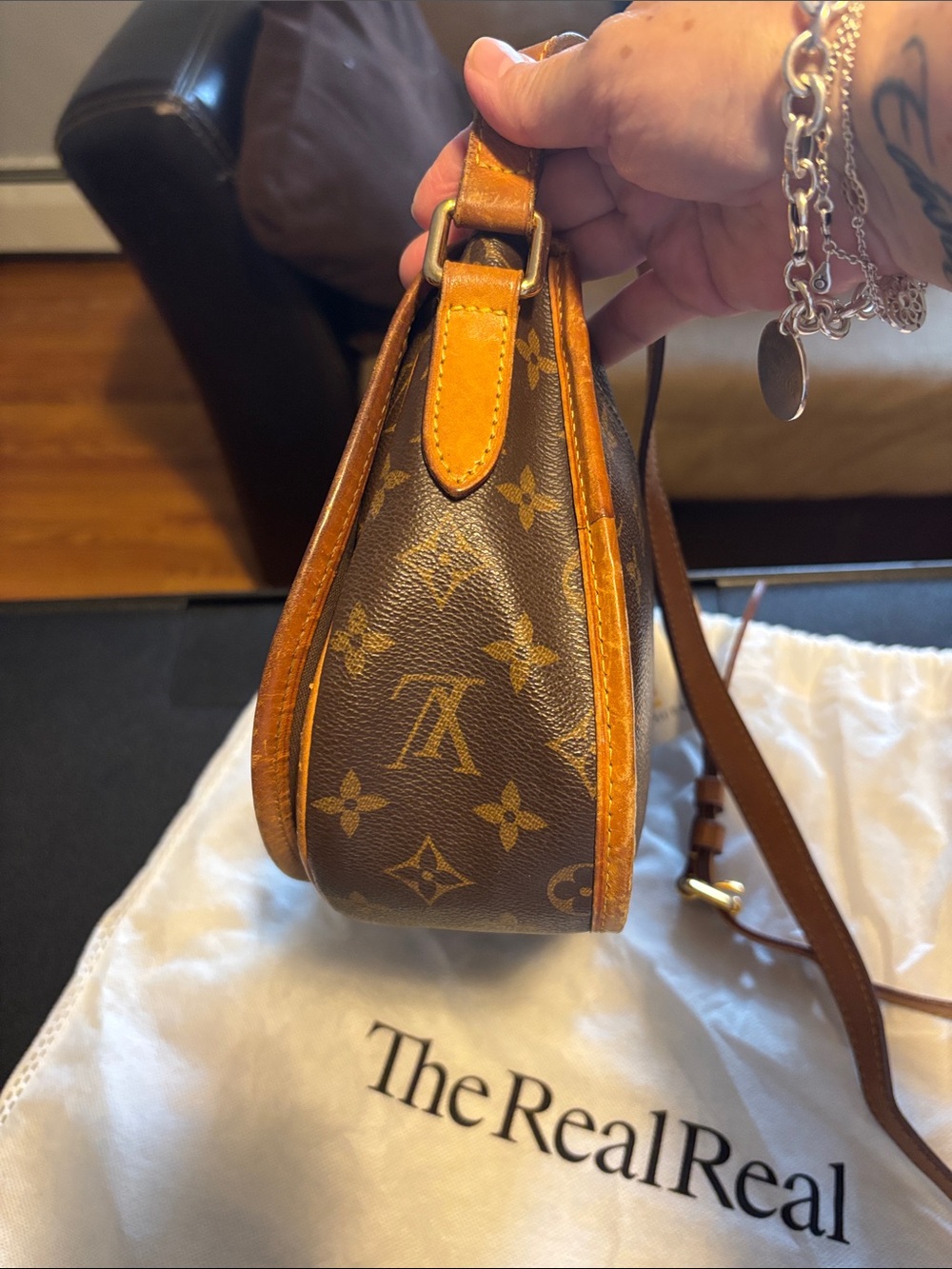 Louis Vuitton Monogram
Menilmontant Shoulder/Crossbody.
COA/ LV dust bag - Picture 4 of 17